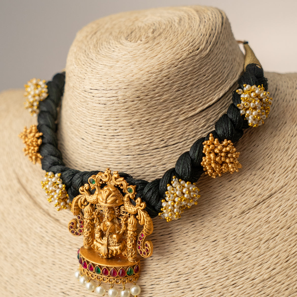 ILLEANA GOLD TONED TEMPLE THREAD CHOKER CH321