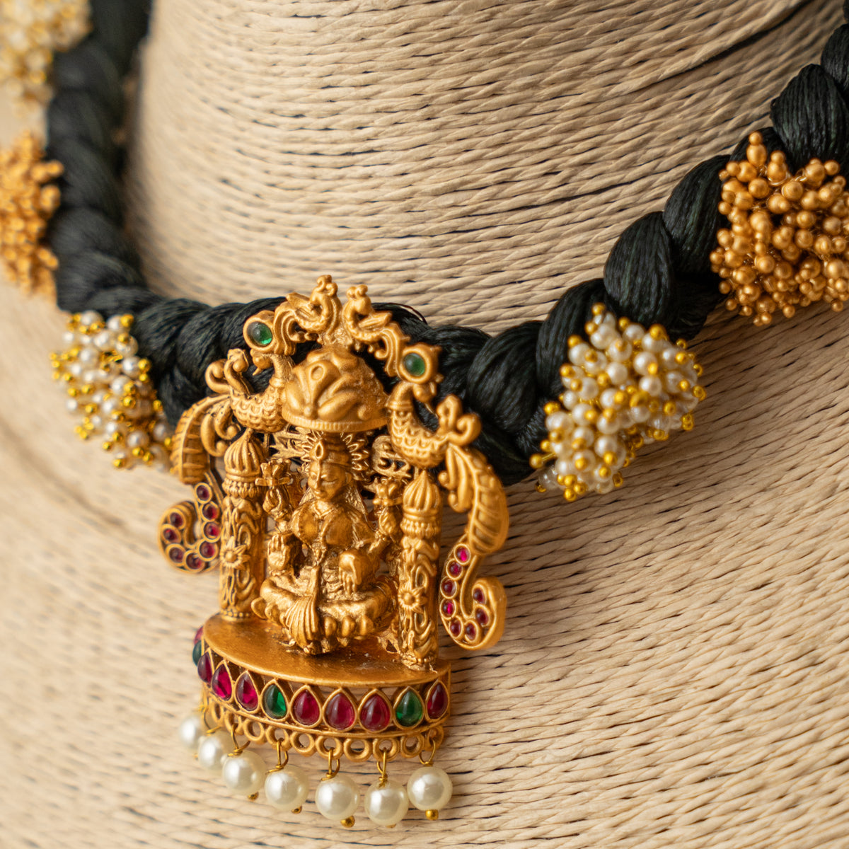 ILLEANA GOLD TONED TEMPLE THREAD CHOKER CH321