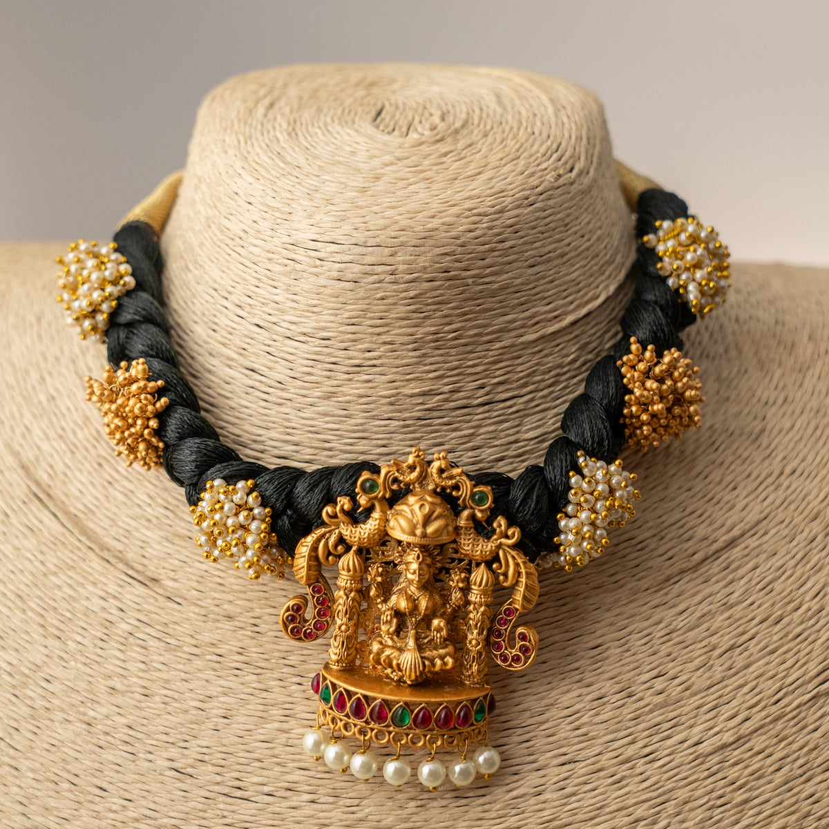 ILLEANA GOLD TONED TEMPLE THREAD CHOKER CH321