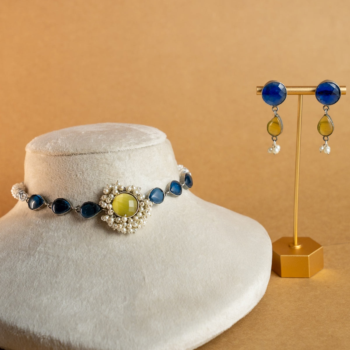 EMRYN SILVER LOOK ALIKE RAW AND RUSTIC SEMI HANDMADE STATEMENT CHOKER  WITH EARRINGS CH141