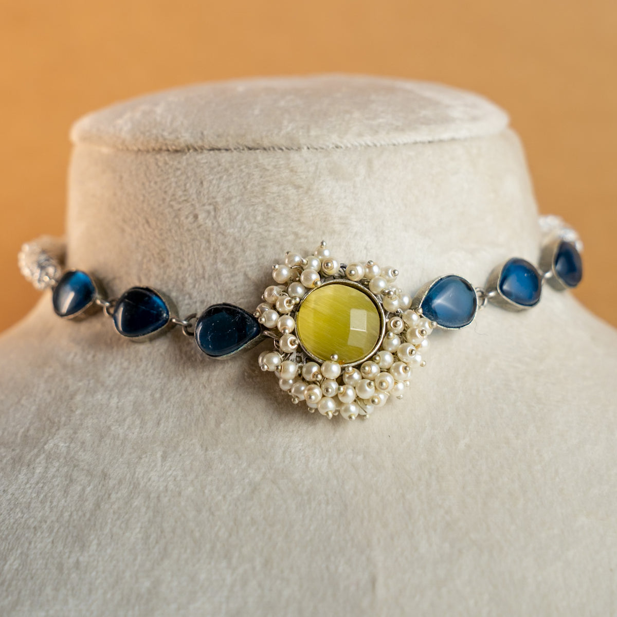 EMRYN SILVER LOOK ALIKE RAW AND RUSTIC SEMI HANDMADE STATEMENT CHOKER  WITH EARRINGS CH141