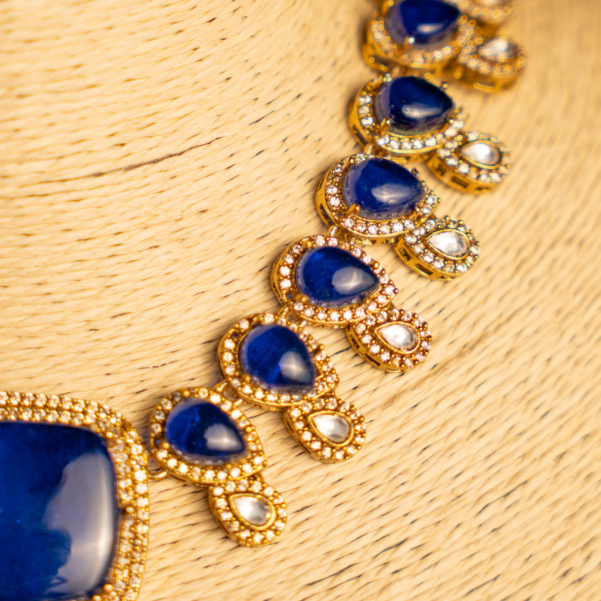 THILLAIYAL PREMIUM DOUBLET STONE AND POLKI KUNDAN HANDMADE NECKLACE WITH EARRING NL307