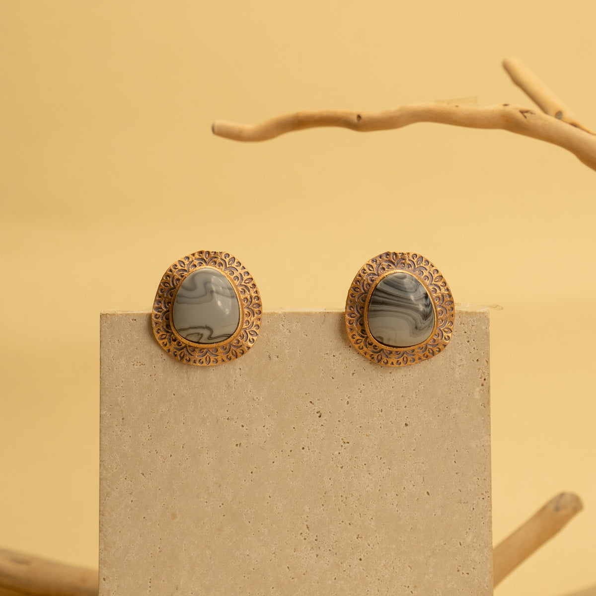 CLAIRE ANTIQUE RESIN EARRINGS/STUDS ER418