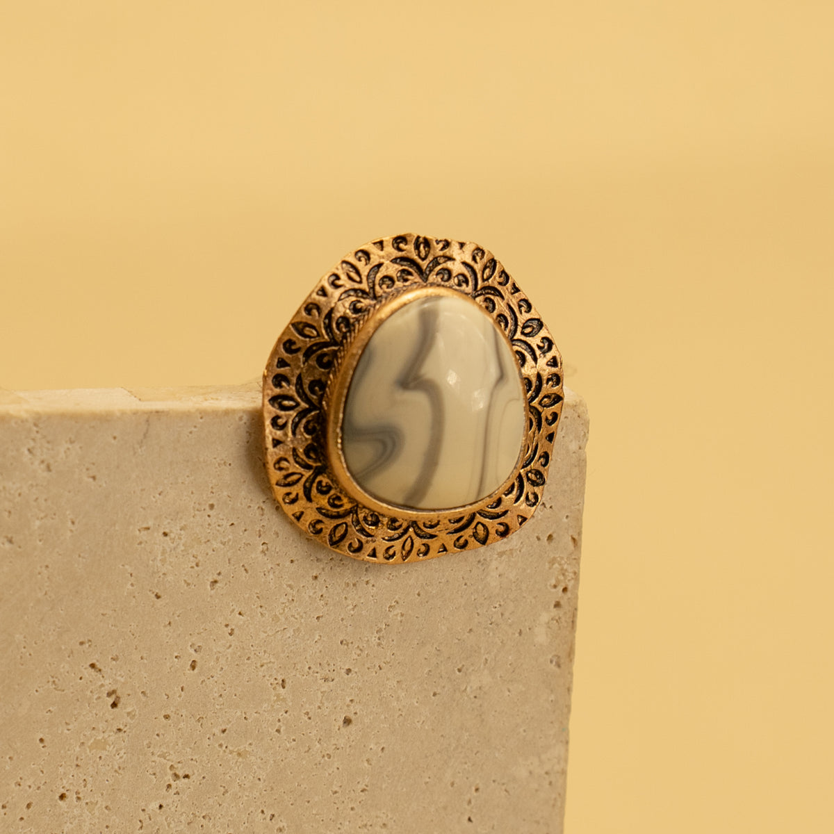 CLAIRE ANTIQUE RESIN EARRINGS/STUDS ER418