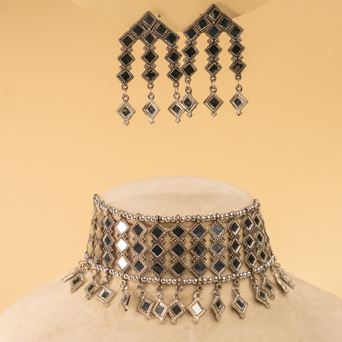 ISLA AFGHANI MIRROR RAW AND RUSTIC CHOKER WITH EARRINGS CH468