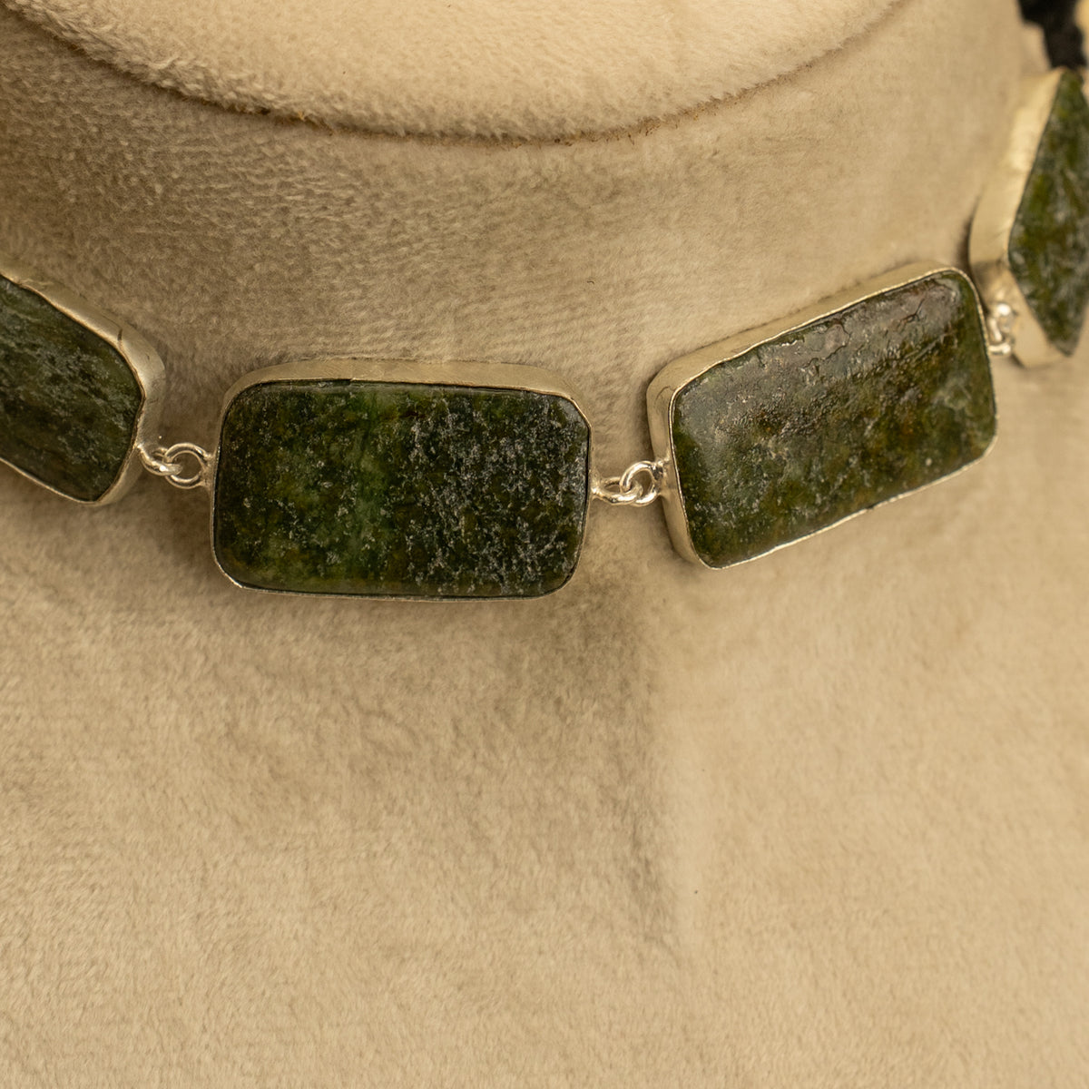 RIHA NATURAL STONE SILVER LOOK ALIKE HANDMADE CHOKER CH370