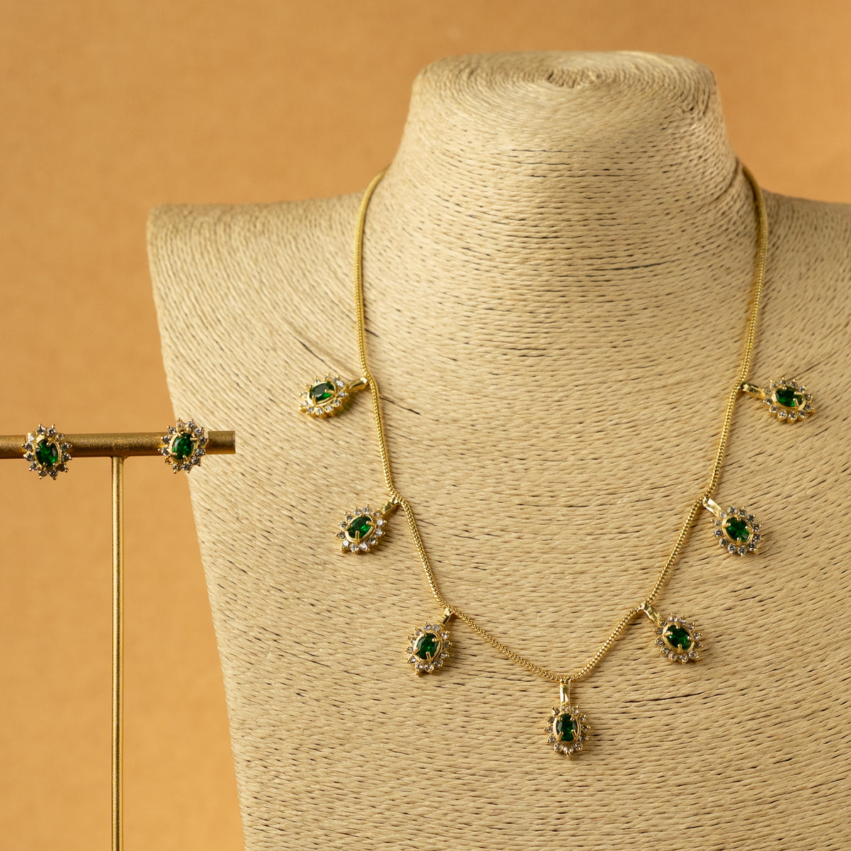 MEGNA SEMI HANDMADE MONALISA AND AD STONES STONES NECKPIECE/NECKLACE EARRINGS NL319