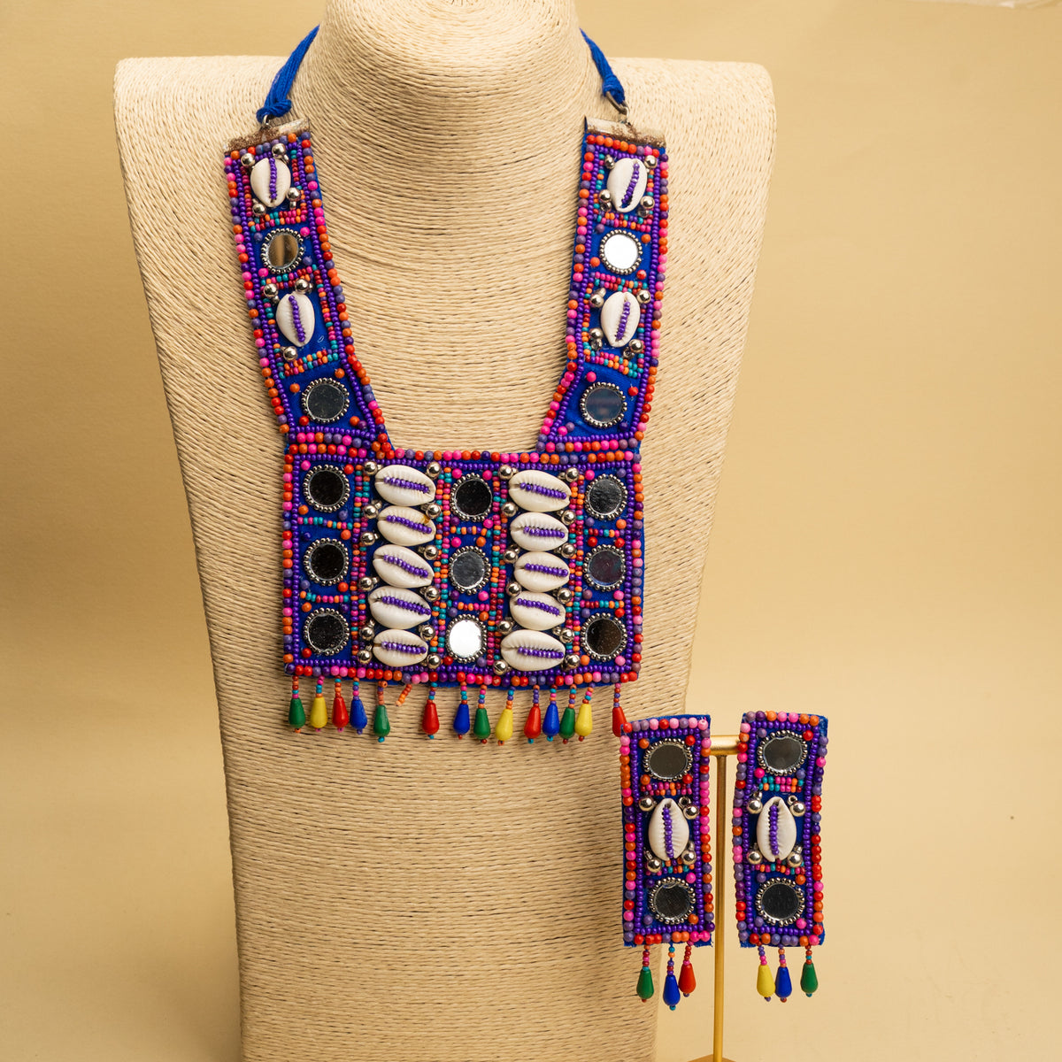 MADDOX SHELL FABRIC AND BEADS HANDMADE AND HANDSTICHED MALA/ NECKPIECE ML140