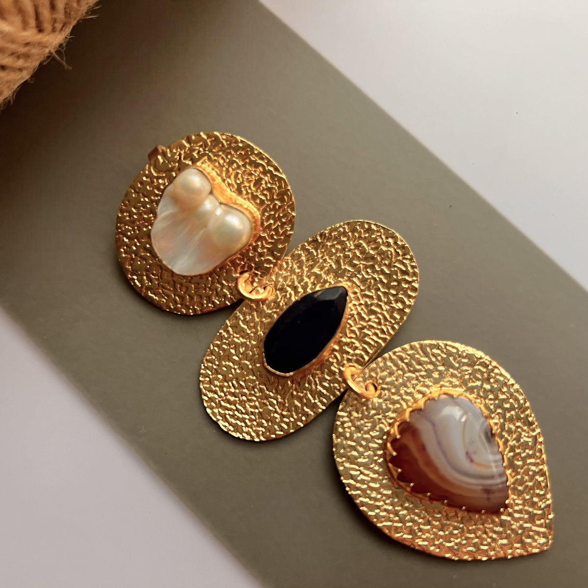 VISAGE HASLI / NECKPIECE WITH NATURAL CARVED STONE FACE AND MOP-CH480