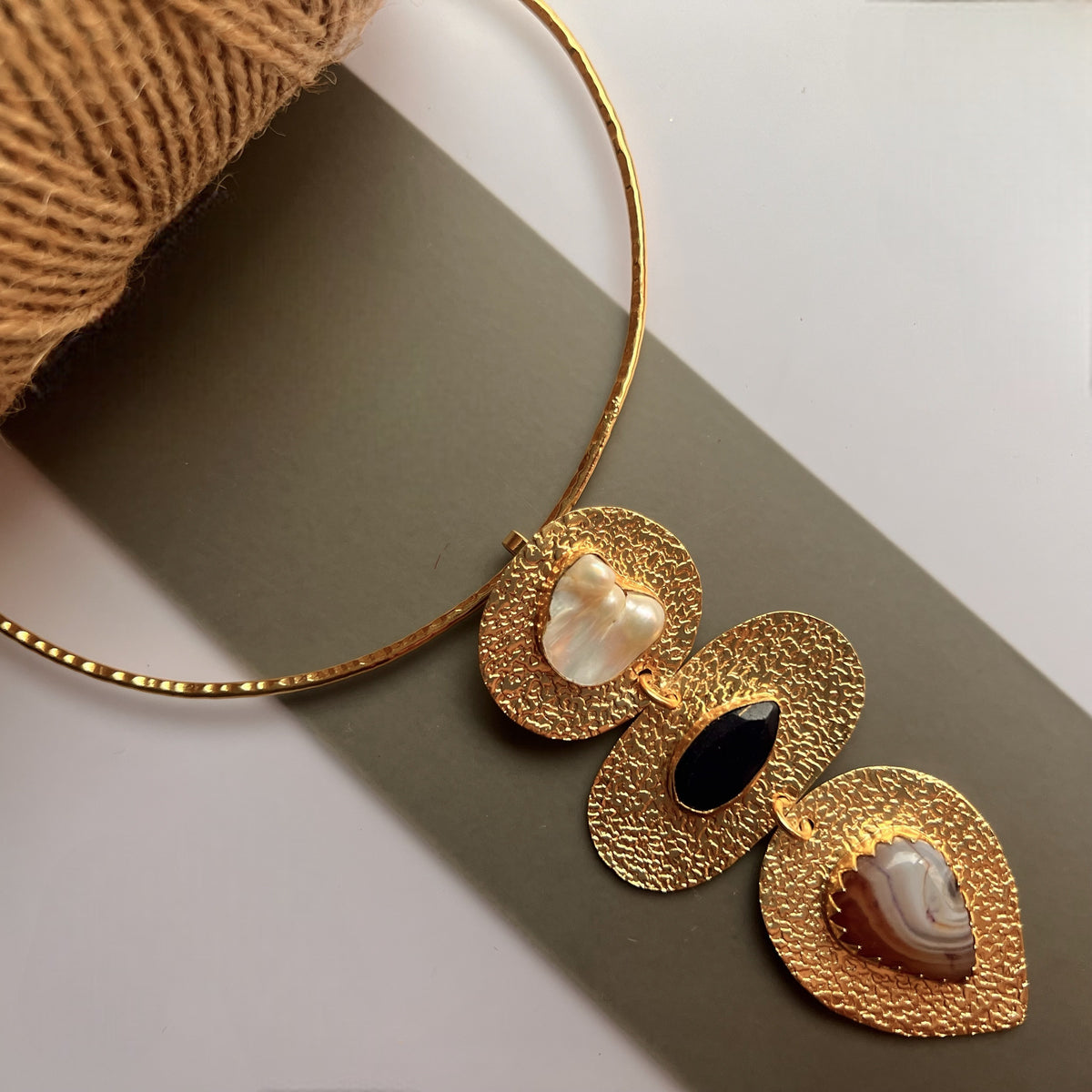 VISAGE HASLI / NECKPIECE WITH NATURAL CARVED STONE FACE AND MOP-CH480