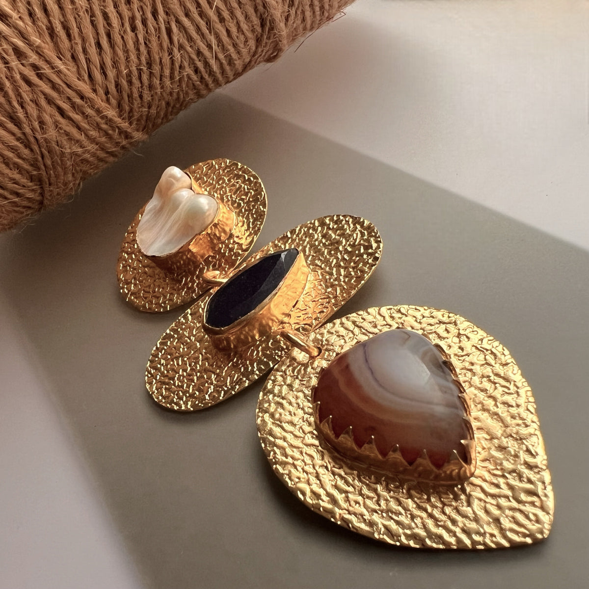 VISAGE HASLI / NECKPIECE WITH NATURAL CARVED STONE FACE AND MOP-CH480