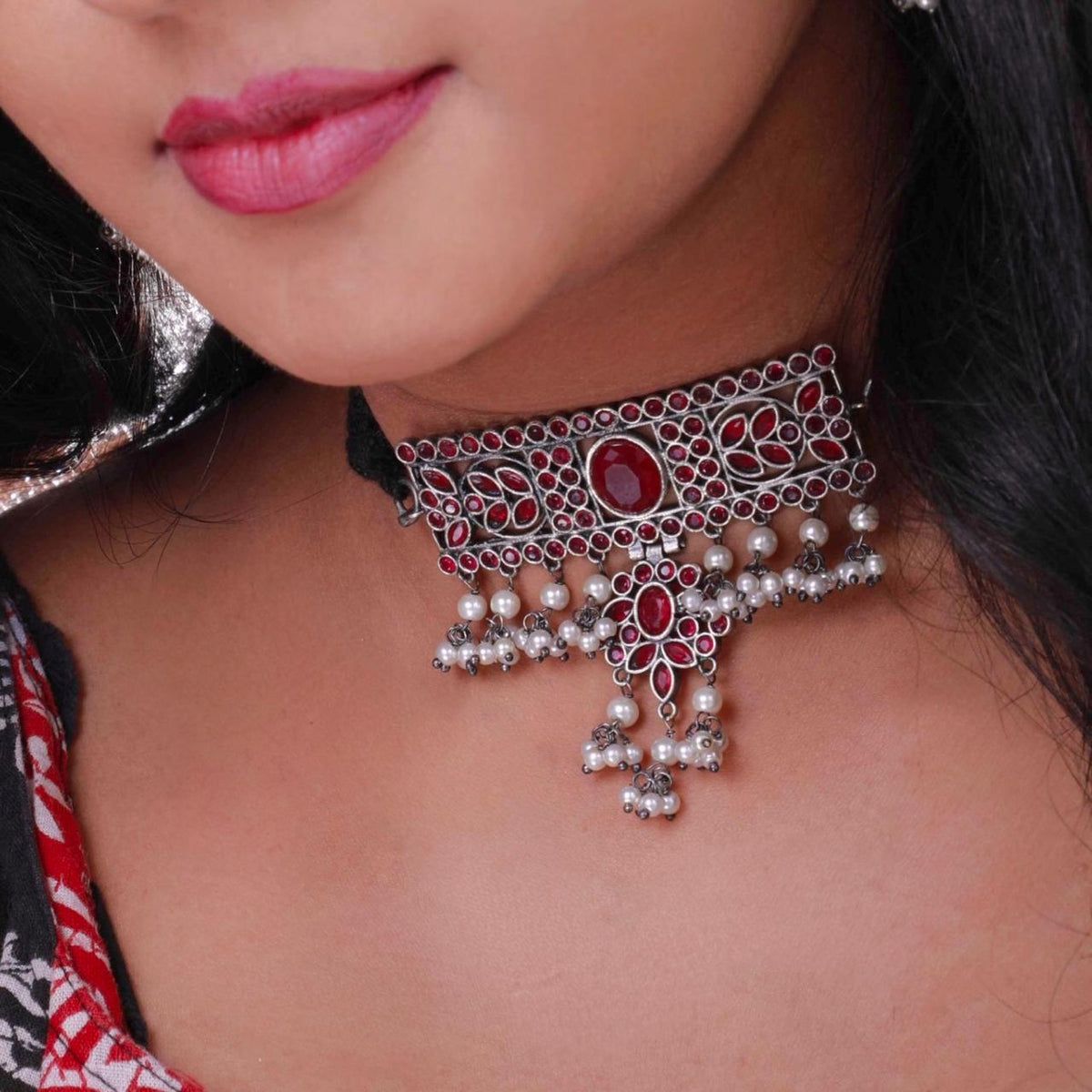 SHARMI SILVER LOOK ALIKE RAW AND RUSTIC SEMI HANDMADE STATEMENT CHOKER  WITH EARRINGS CH98