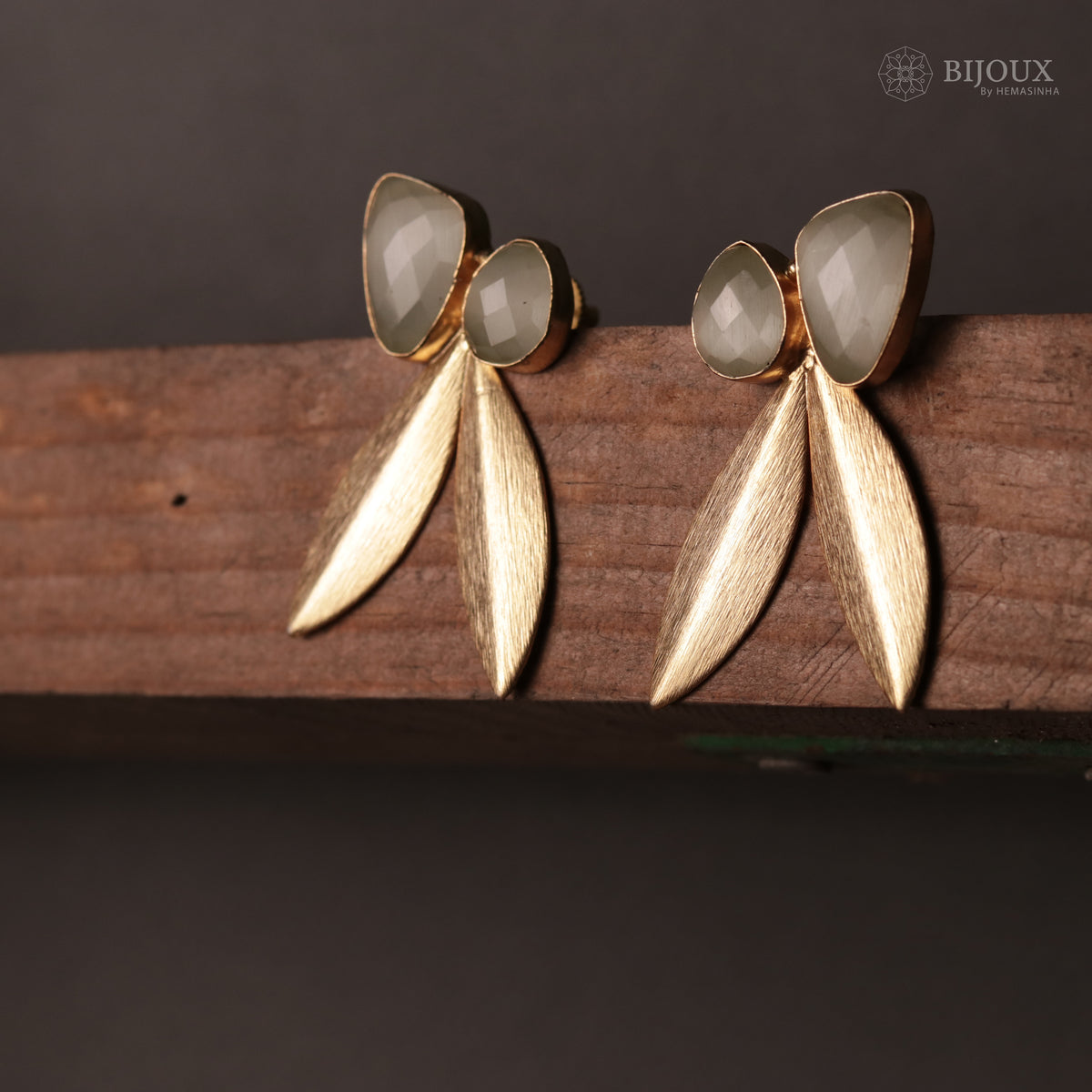 SCISSOR-CUT STONE SPLENDOR SEMI HANDMADE AND HAND HAMMERED EARRINGS ER78