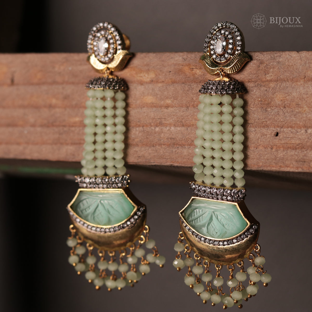 CRYSTAL ELEGANCE HANDMADE GOLD TONED DROPS WITH CARVING STONE ER91