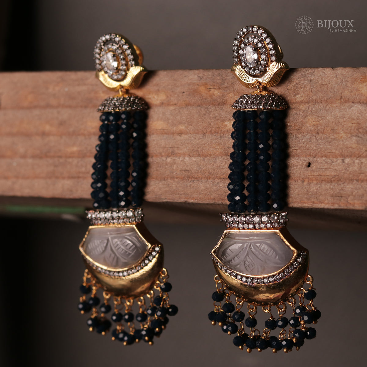 CRYSTAL ELEGANCE HANDMADE GOLD TONED DROPS WITH CARVING STONE ER91