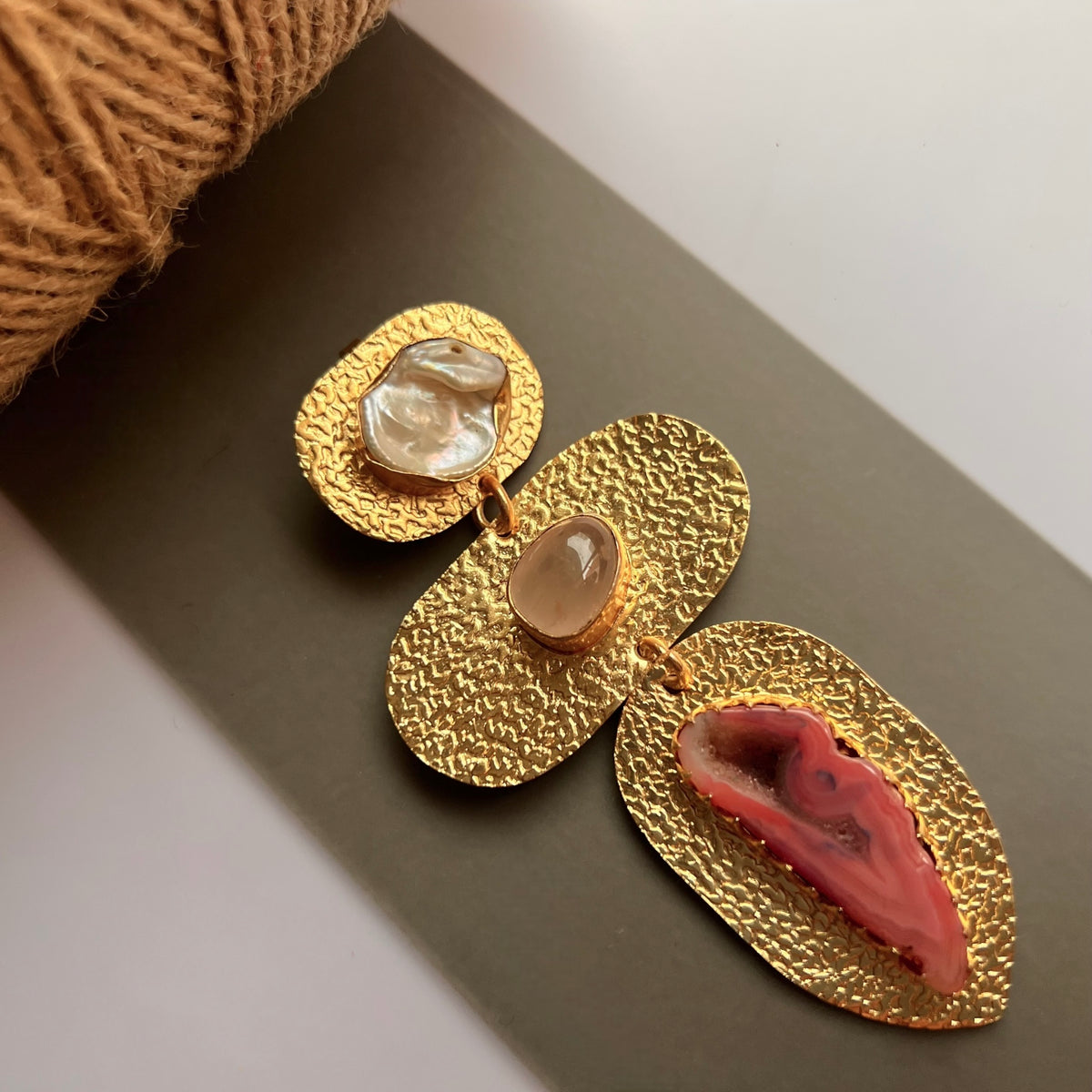 VISAGE HASLI / NECKPIECE WITH NATURAL CARVED STONE FACE AND MOP-CH480