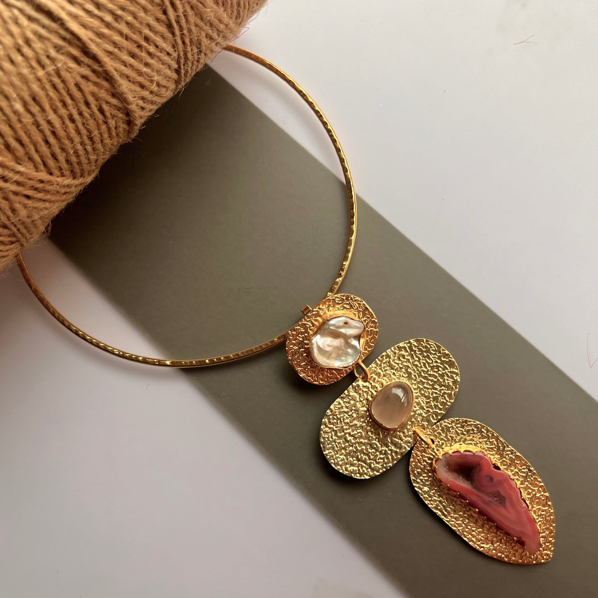 VISAGE HASLI / NECKPIECE WITH NATURAL CARVED STONE FACE AND MOP-CH480