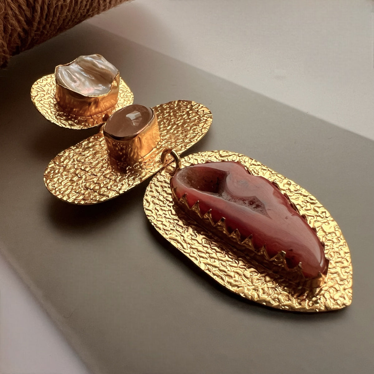 VISAGE HASLI / NECKPIECE WITH NATURAL CARVED STONE FACE AND MOP-CH480