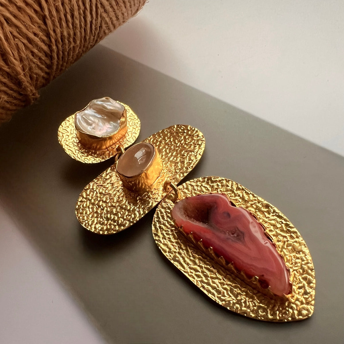 VISAGE HASLI / NECKPIECE WITH NATURAL CARVED STONE FACE AND MOP-CH480