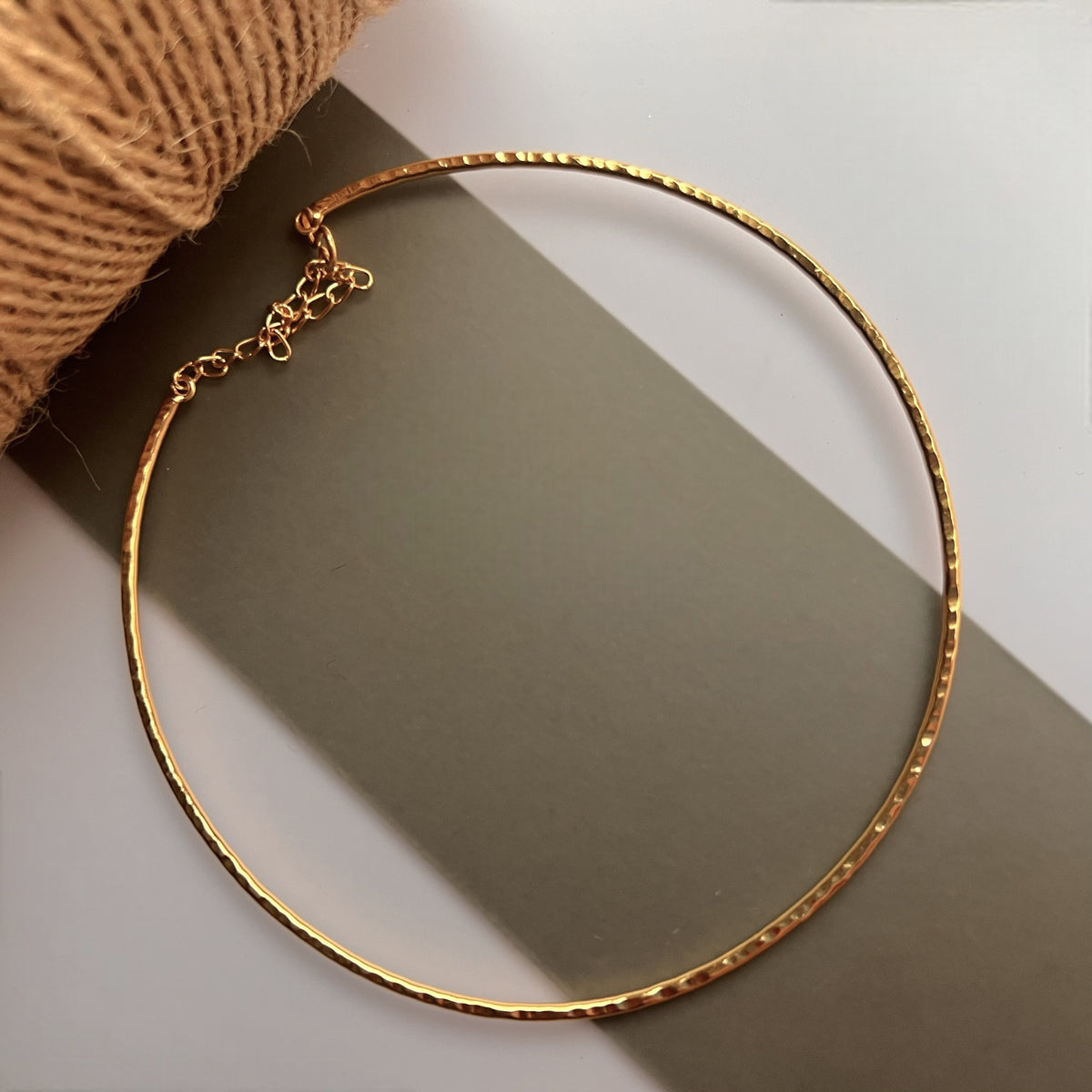 VISAGE HASLI / NECKPIECE WITH NATURAL CARVED STONE FACE AND MOP-CH480