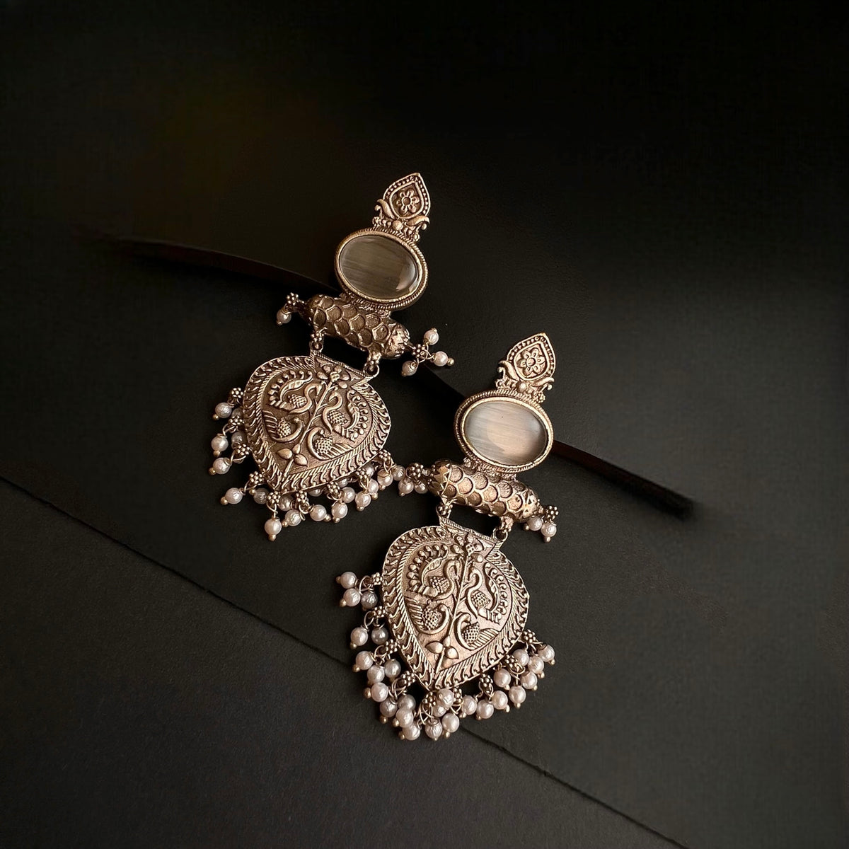 LYCEE FAUX SILVER SEMI HANDMADE MONALISA STONE DANGLER/ EARRINGS ER649