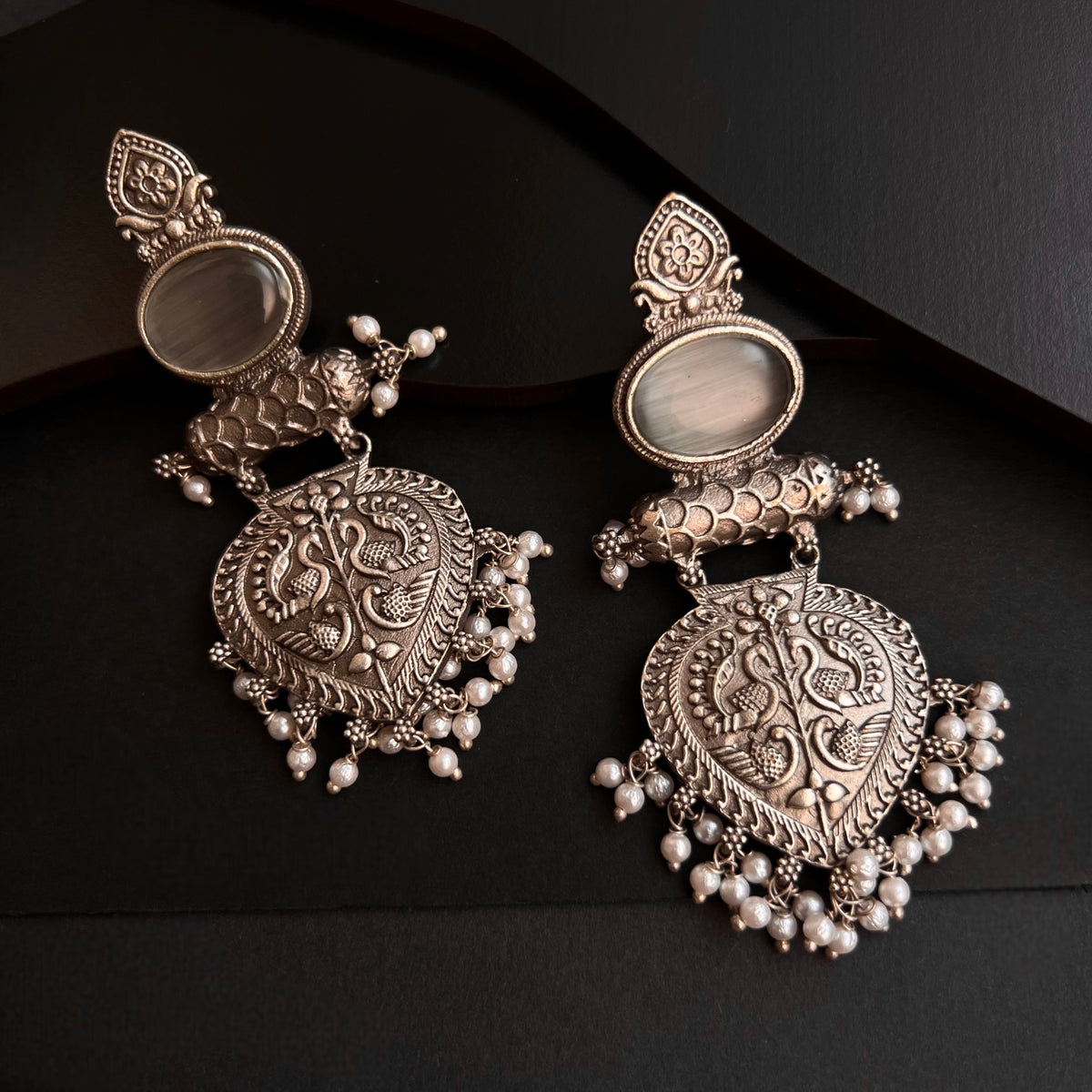 LYCEE FAUX SILVER SEMI HANDMADE MONALISA STONE DANGLER/ EARRINGS ER649