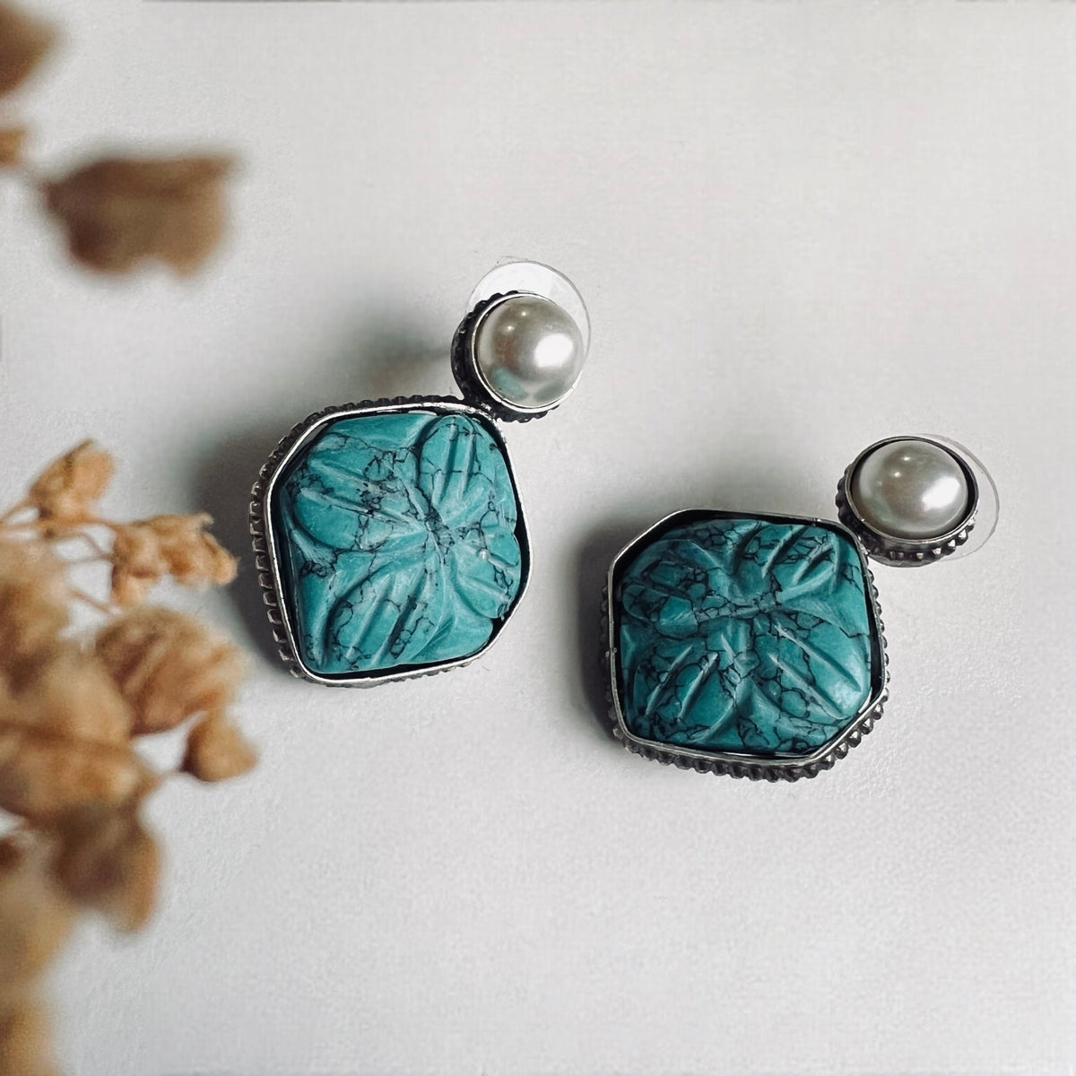 TIYANIA SILVER LOOK ALIKE CARVING STONE STUD WITH PEARL ER580