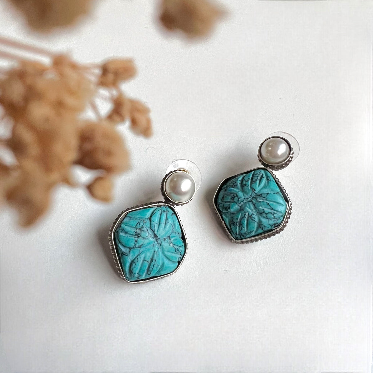 TIYANIA SILVER LOOK ALIKE CARVING STONE STUD WITH PEARL ER580