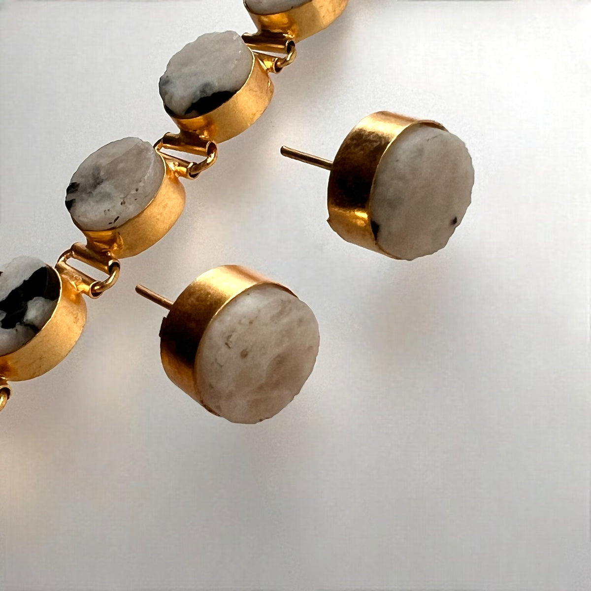 AZARI BIJOUX RAW STONE GOLD TONED HANDMADE CHOKER WITH EARRINGS CH427