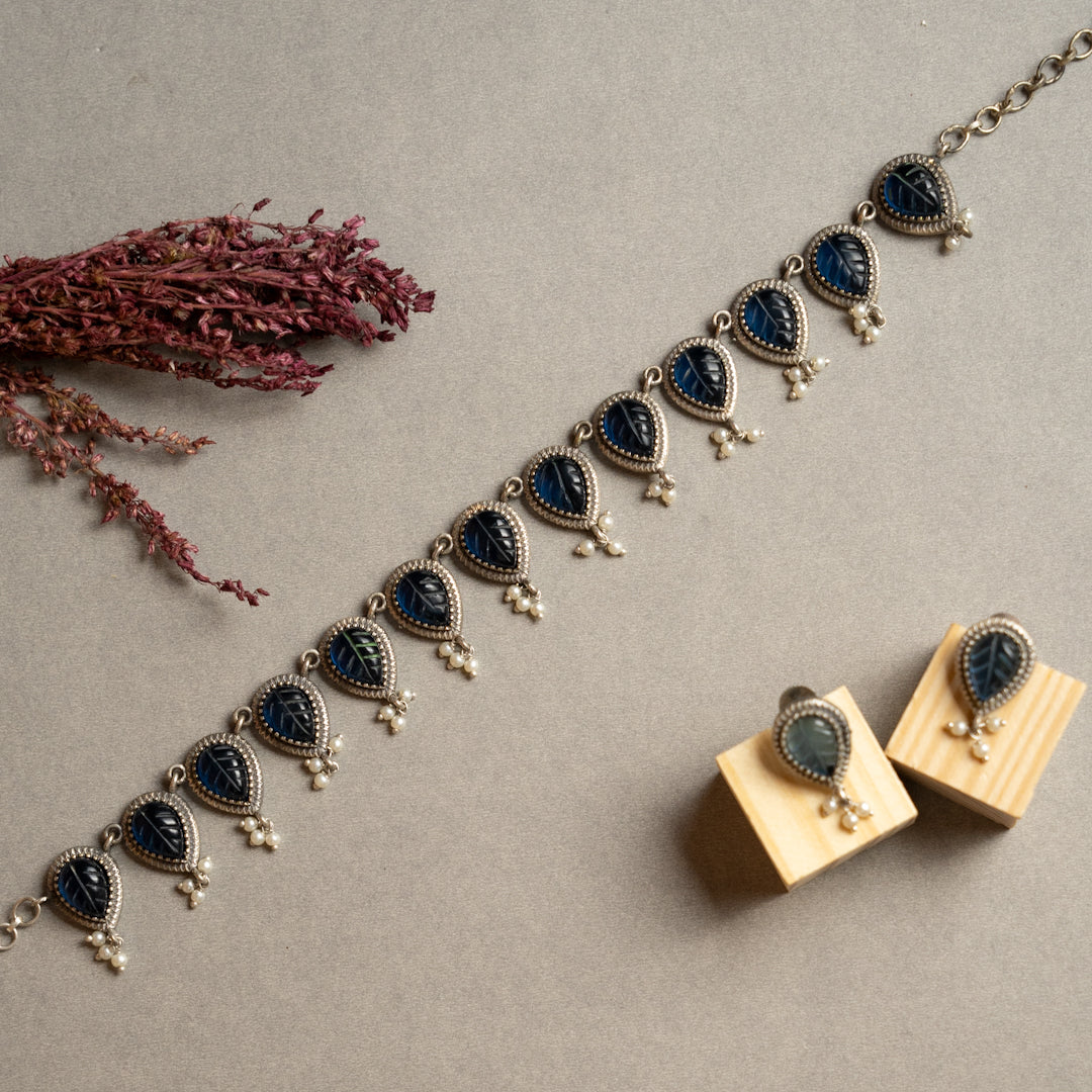 RELIKA FAUX SILVER BIJOUX PREMIUM AND EXCLUSIVE CARVING STONE SEMI HANDMADE CARVING NECKLACE WITH EARRINGS NL135