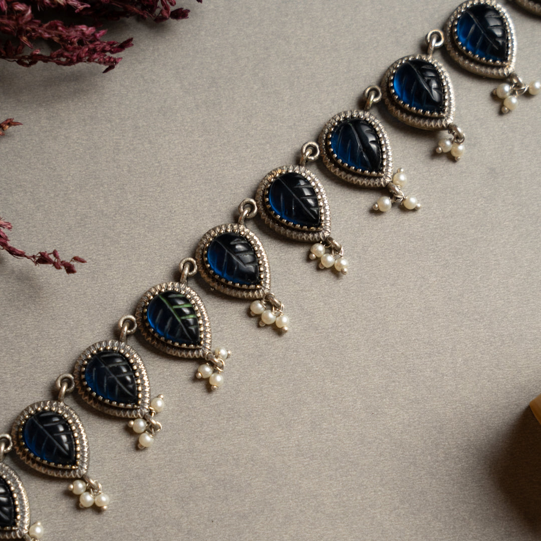 RELIKA FAUX SILVER BIJOUX PREMIUM AND EXCLUSIVE CARVING STONE SEMI HANDMADE CARVING NECKLACE WITH EARRINGS NL135