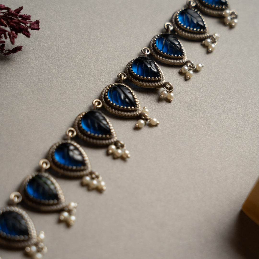 RELIKA FAUX SILVER BIJOUX PREMIUM AND EXCLUSIVE CARVING STONE SEMI HANDMADE CARVING NECKLACE WITH EARRINGS NL135