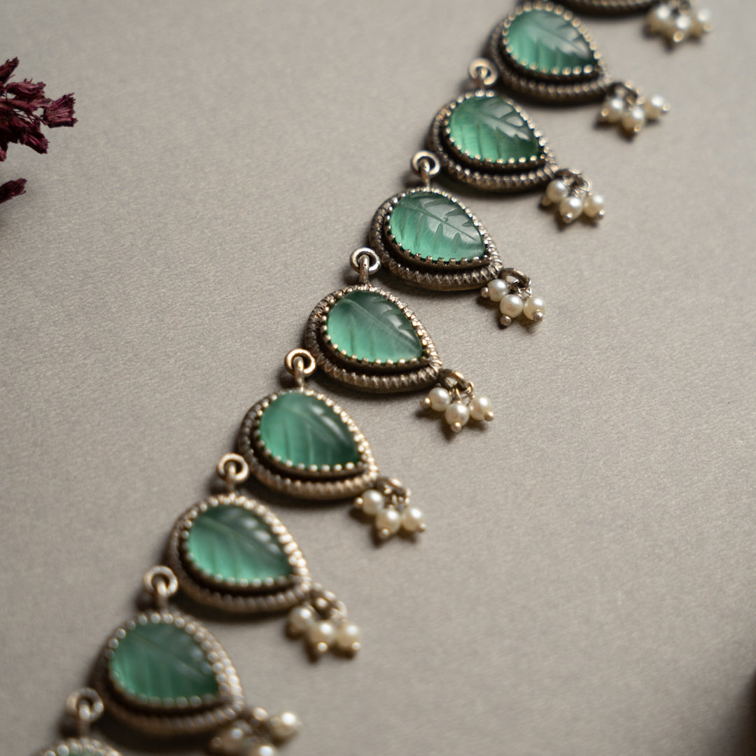 RELIKA FAUX SILVER BIJOUX PREMIUM AND EXCLUSIVE CARVING STONE SEMI HANDMADE CARVING NECKLACE WITH EARRINGS NL135