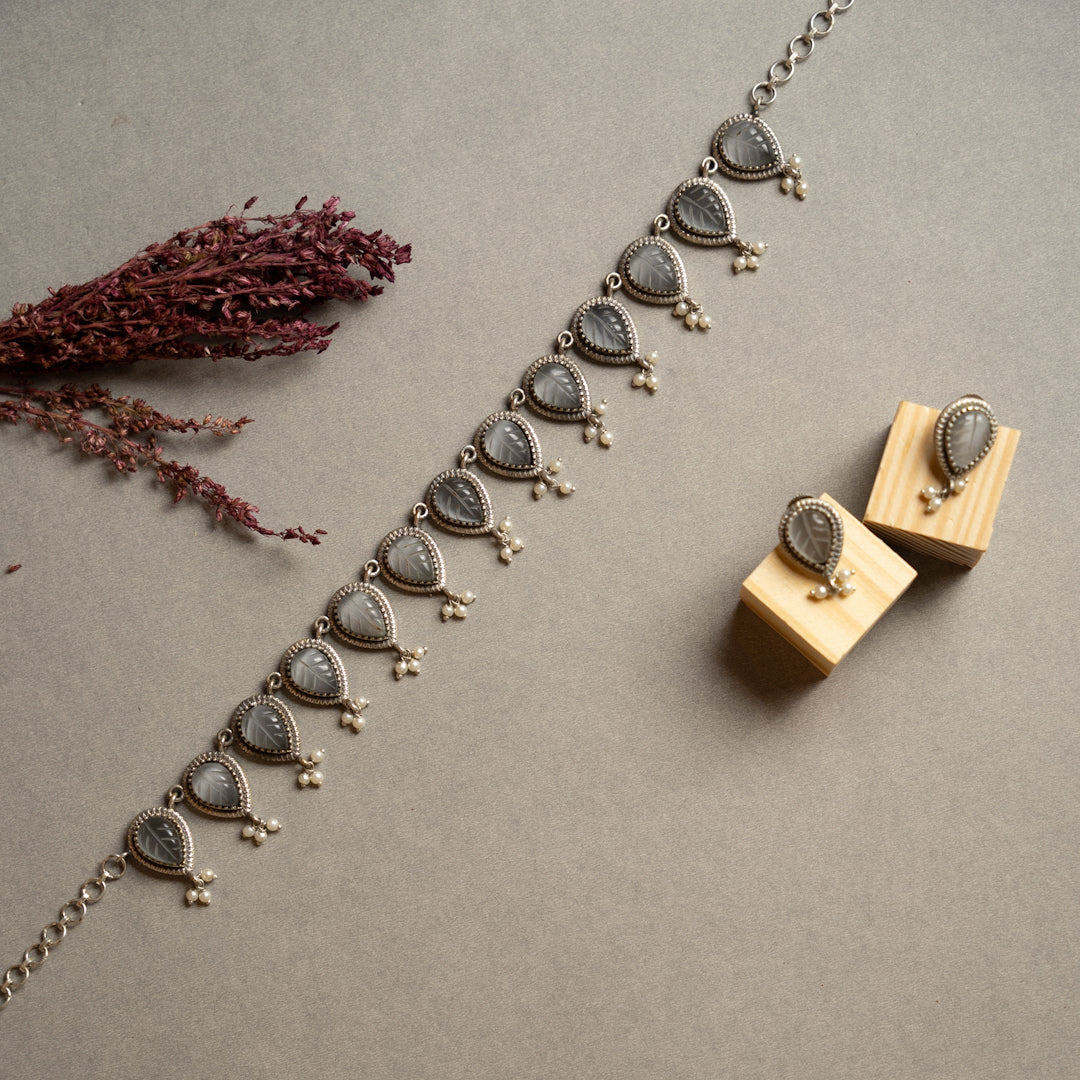 RELIKA FAUX SILVER BIJOUX PREMIUM AND EXCLUSIVE CARVING STONE SEMI HANDMADE CARVING NECKLACE WITH EARRINGS NL135