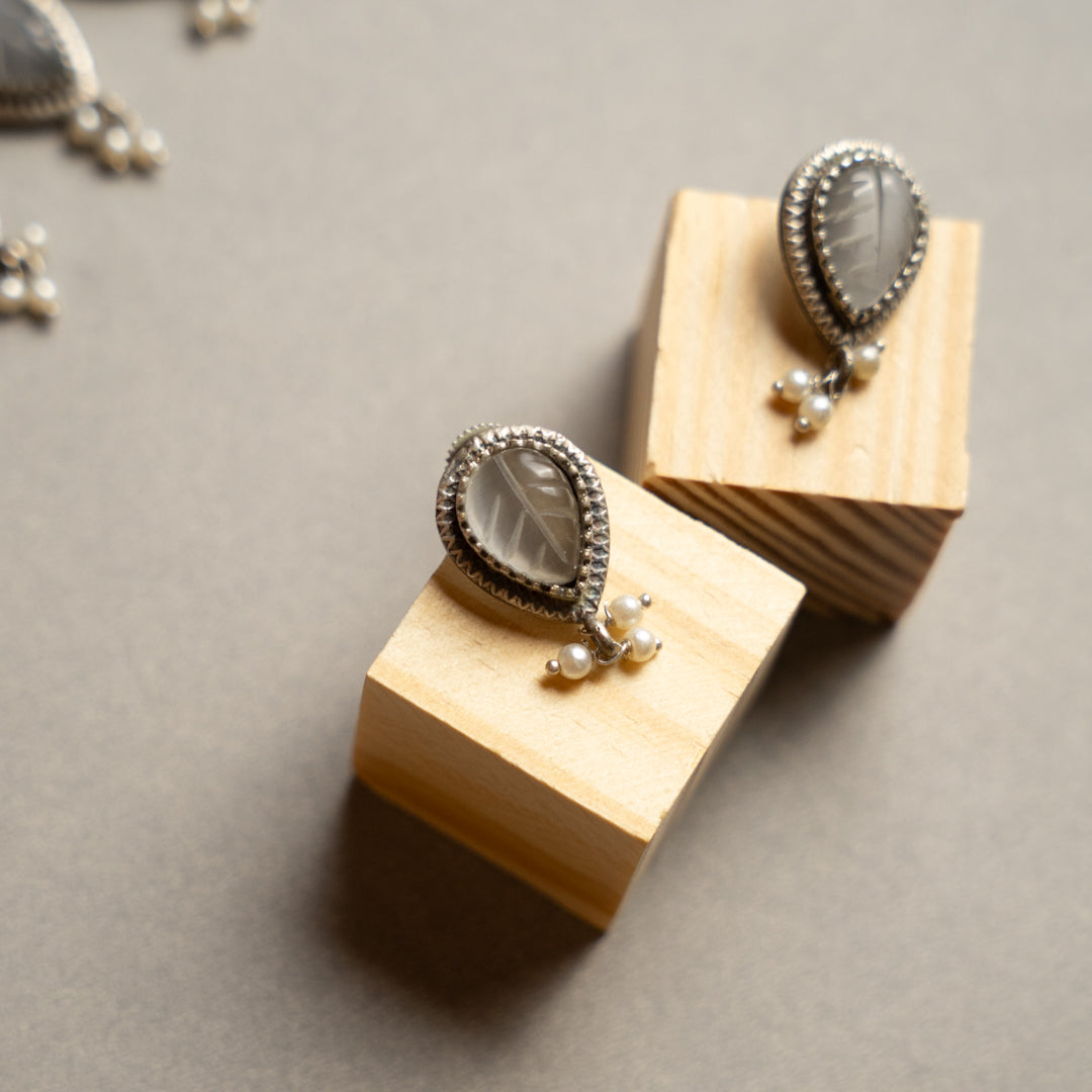 RELIKA FAUX SILVER BIJOUX PREMIUM AND EXCLUSIVE CARVING STONE SEMI HANDMADE CARVING NECKLACE WITH EARRINGS NL135