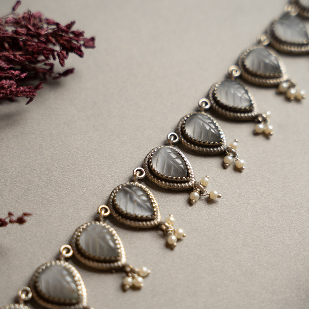 RELIKA FAUX SILVER BIJOUX PREMIUM AND EXCLUSIVE CARVING STONE SEMI HANDMADE CARVING NECKLACE WITH EARRINGS NL135