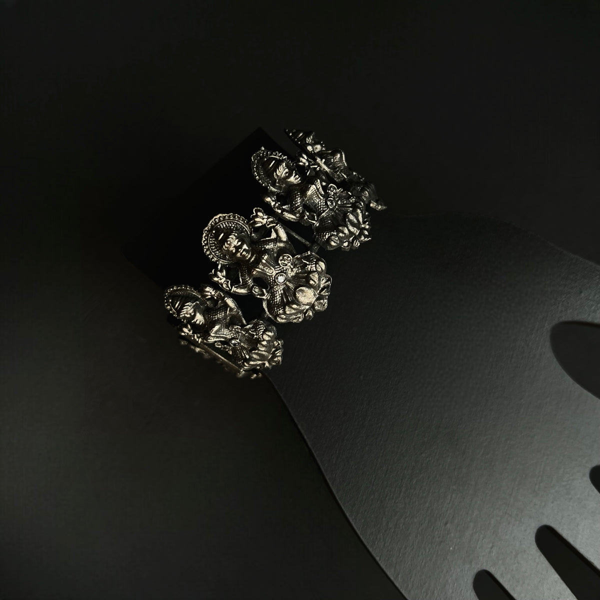 ALAIA BLACK POLISH CLASSIC STNEHAND CAFFS BRACELETS BR85