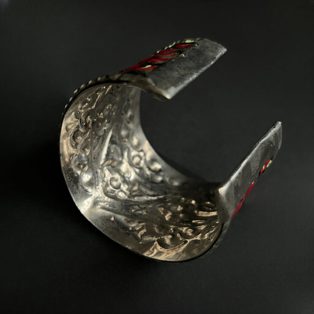 NEETU HAND HAMMERED AND HANDMADE HAND PAINTED ANTIQUE TONED CLASSIC HAND CUFF BR46