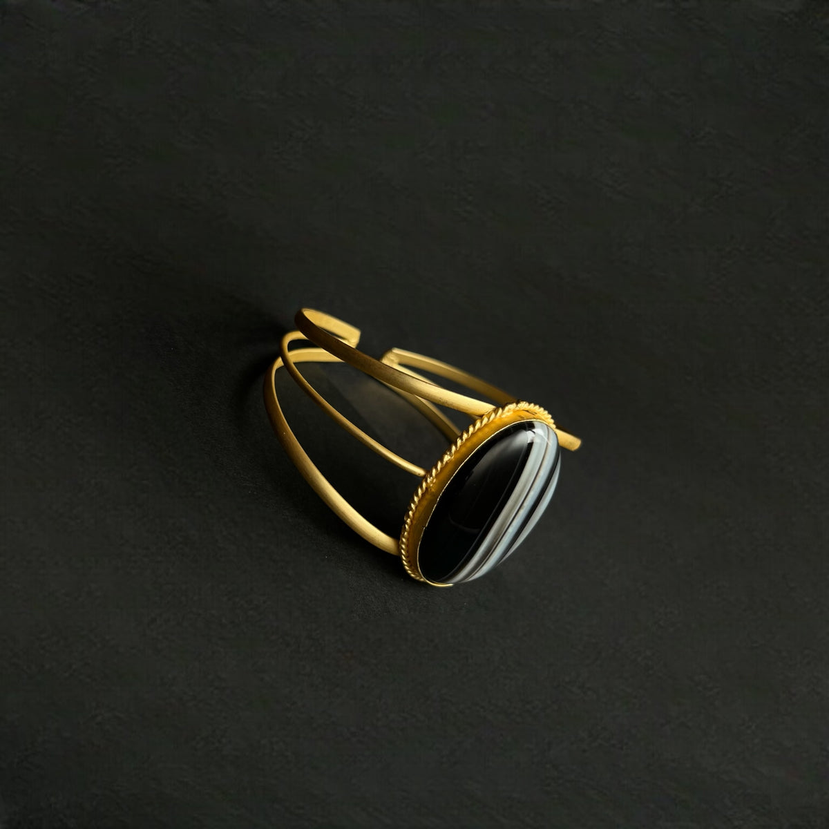 KINNA HAND HAMMERED AND HANDMADE GOLD TONED CLASSIC STONE BRACELETS BR19