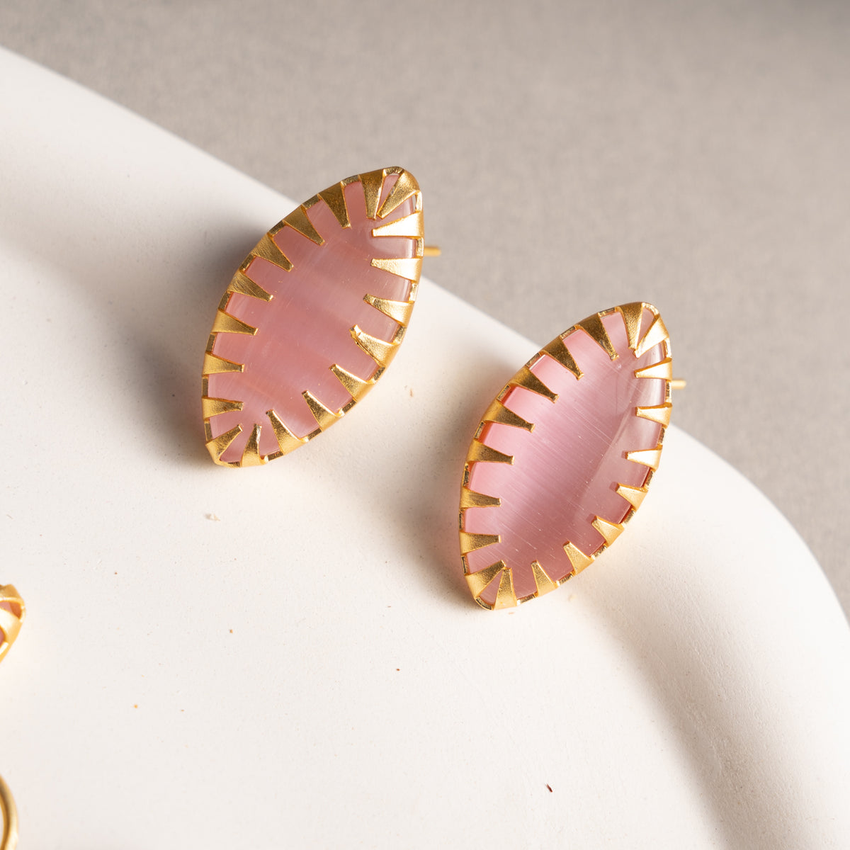 NAOMI GOLD TONED HANDMADE HAND HAMMERED CHOKER EARRINGS OF19