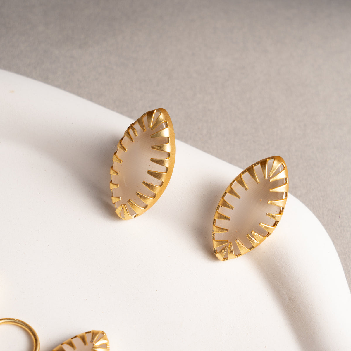 NAOMI GOLD TONED HANDMADE HAND HAMMERED CHOKER EARRINGS OF19