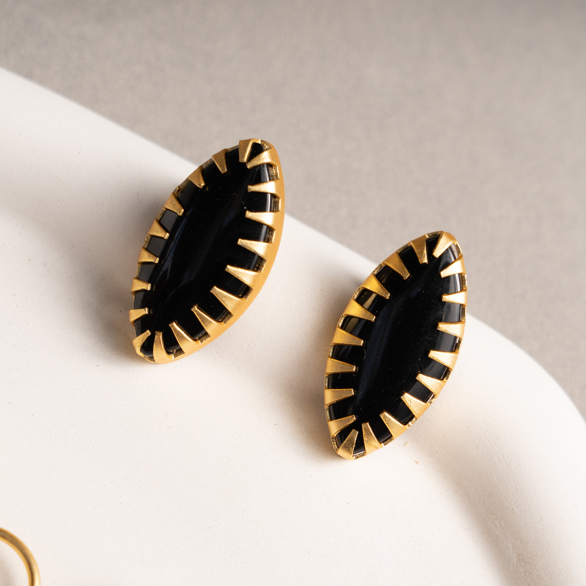 NAOMI GOLD TONED HANDMADE HAND HAMMERED CHOKER EARRINGS OF19