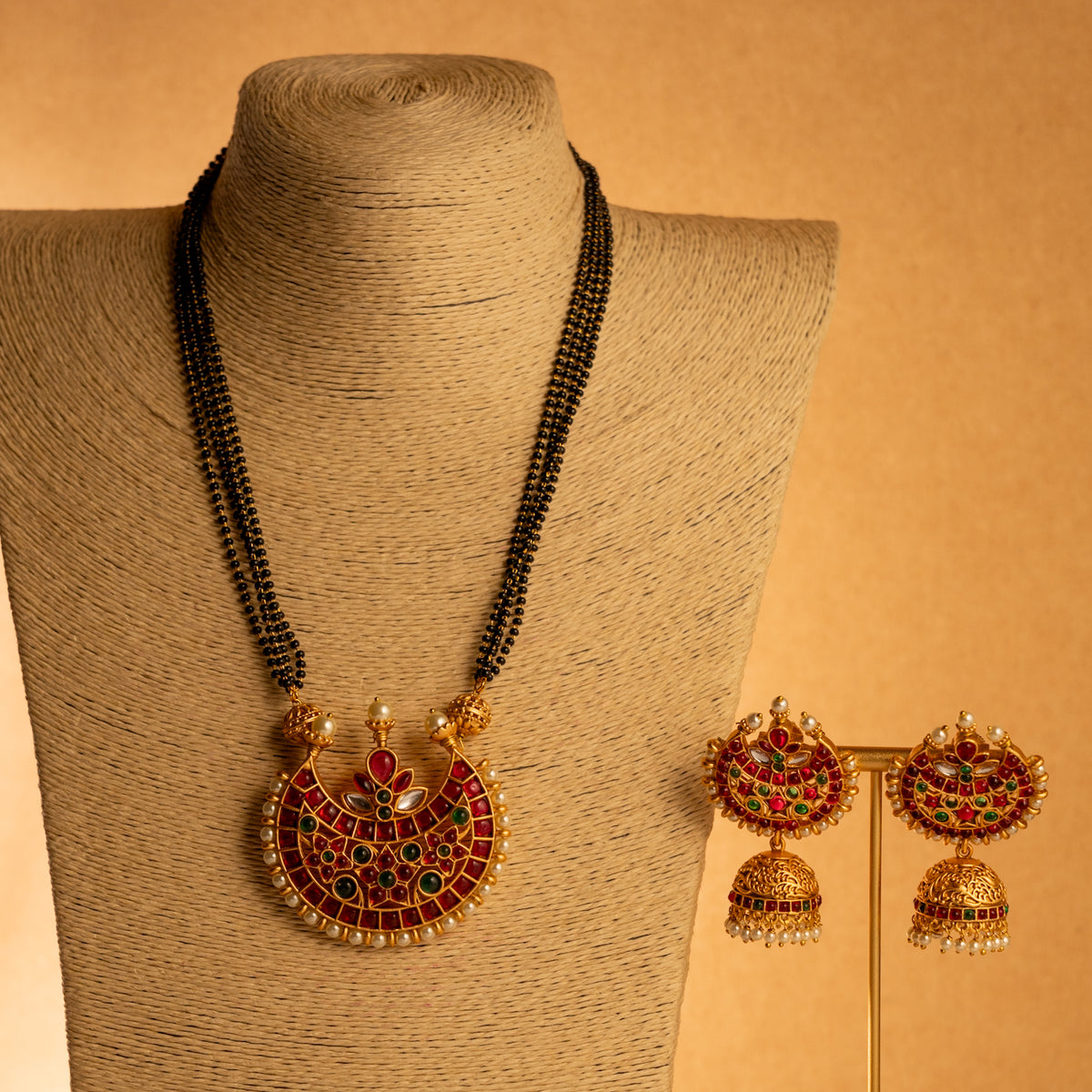 VARUNA GOLD TONED ANTIQUE FINISH NECKLACE WITH EARRINGS NL184