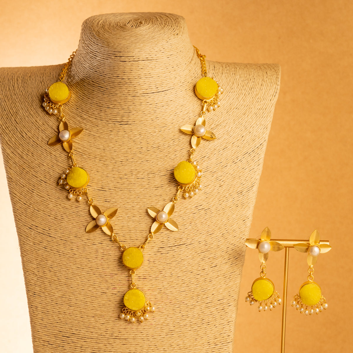 HIRA RAW STONE AND PEARL HANDMADE GOLD TONED RUSTIC FINISH NECKLACE NL78