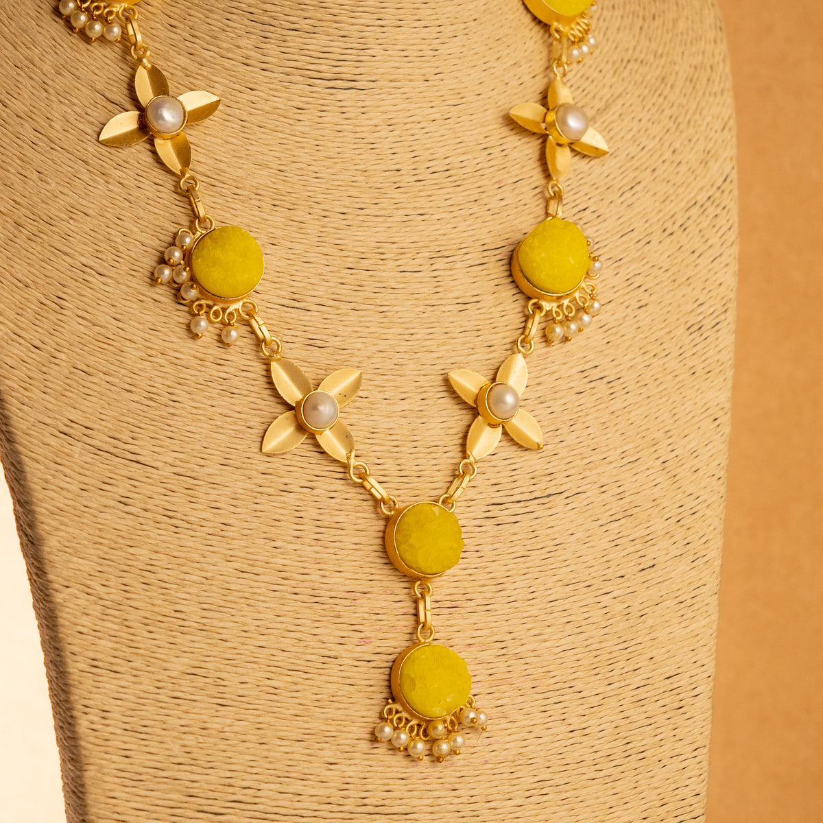 HIRA RAW STONE AND PEARL HANDMADE GOLD TONED RUSTIC FINISH NECKLACE NL78