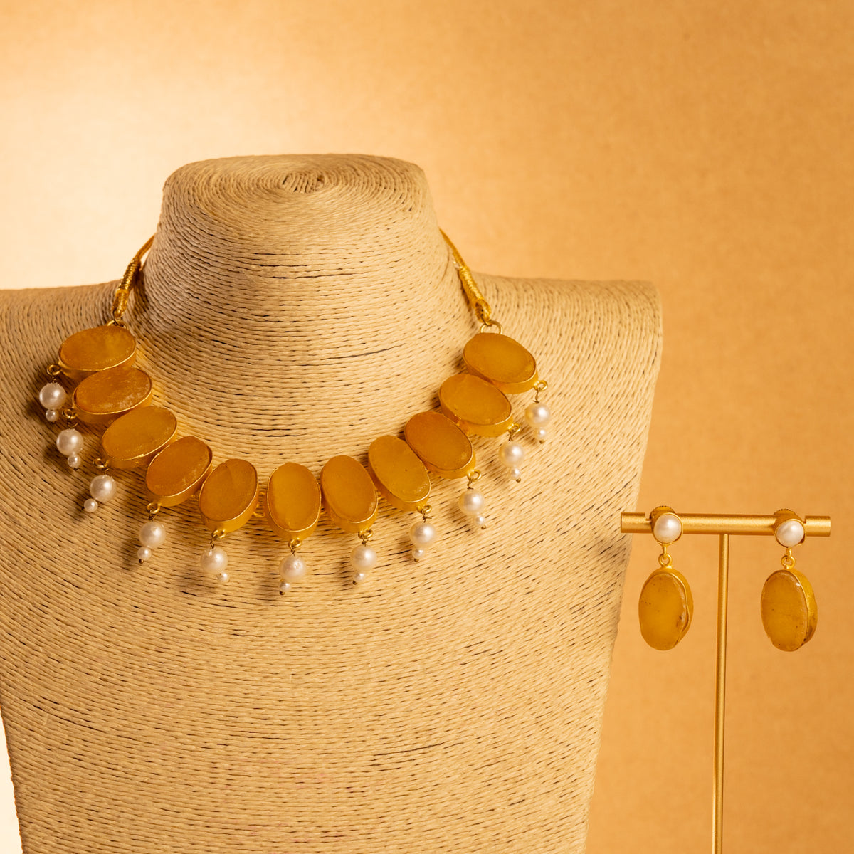 RUSTIC QUEEN STONE HANDMADE GOLD TONED RUSTIC FINISH NECKLACE NL75