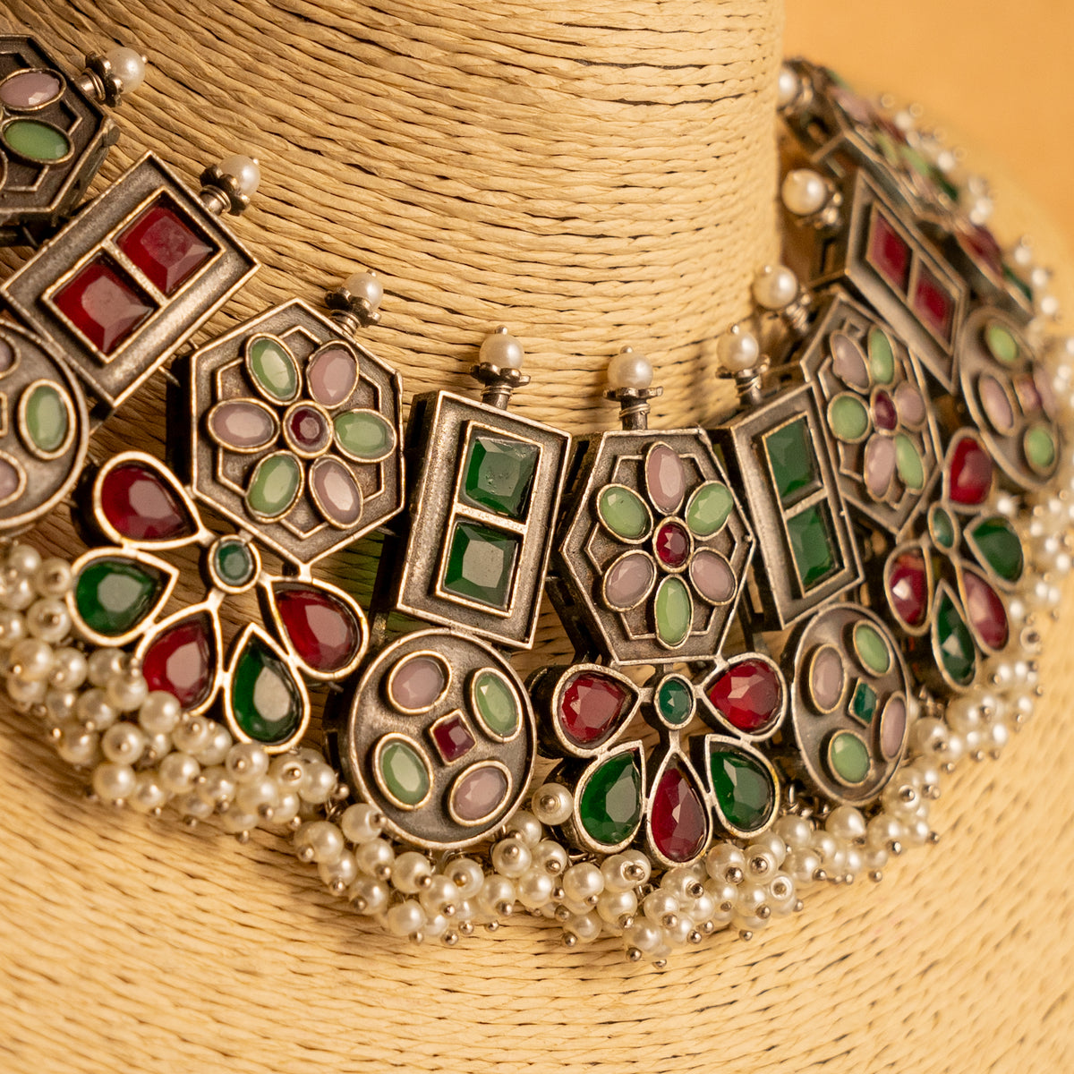 AMMALU FAUX SILVER BIJOUX PREMIUM AND EXCLUSIVE SEMI HANDMADE CARVING NECKLACE WITH EARRINGS NL133