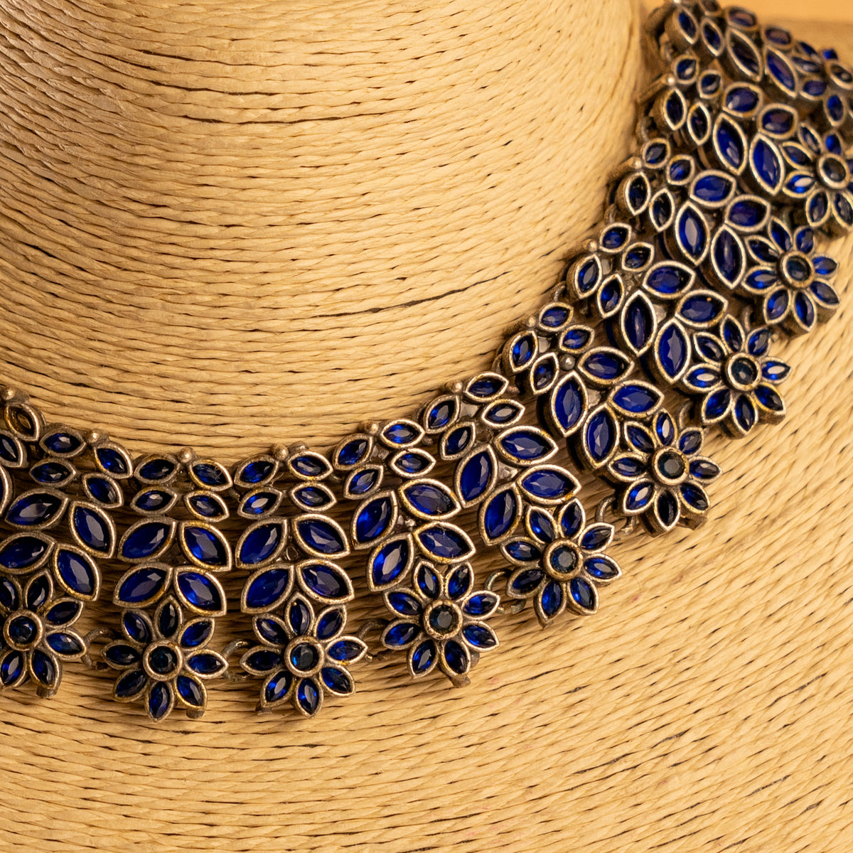 DAISY FAUX SILVER BIJOUX PREMIUM AND EXCLUSIVE SEMI HANDMADE NECKLACE WITH EARRINGS NL218