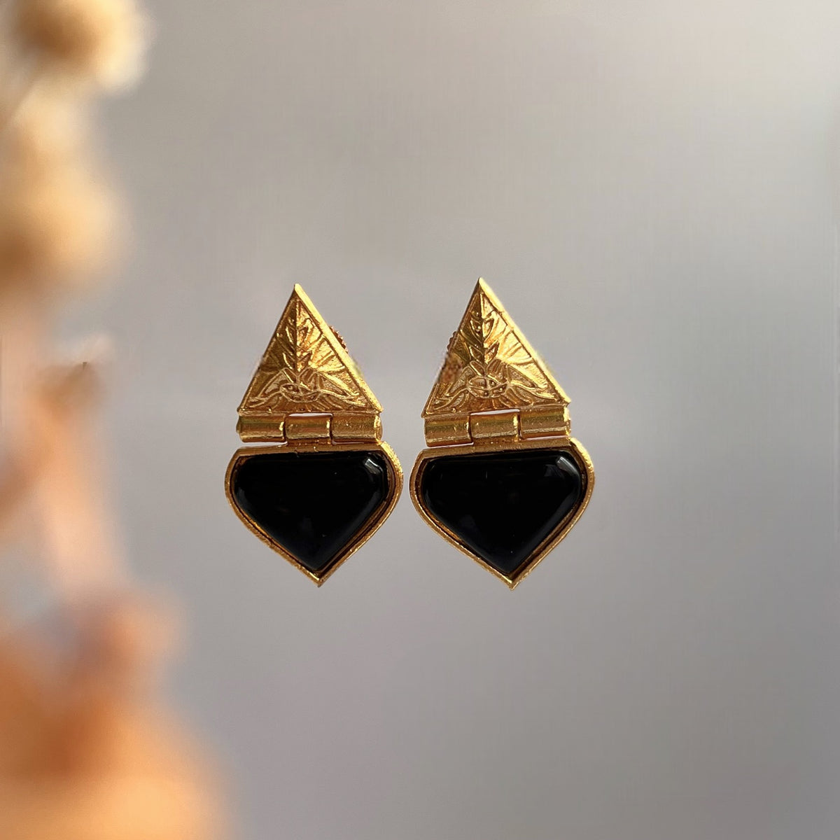 CONIKA BRILLIANCE SEMI HANDMADE MONALISA STUDS ER172