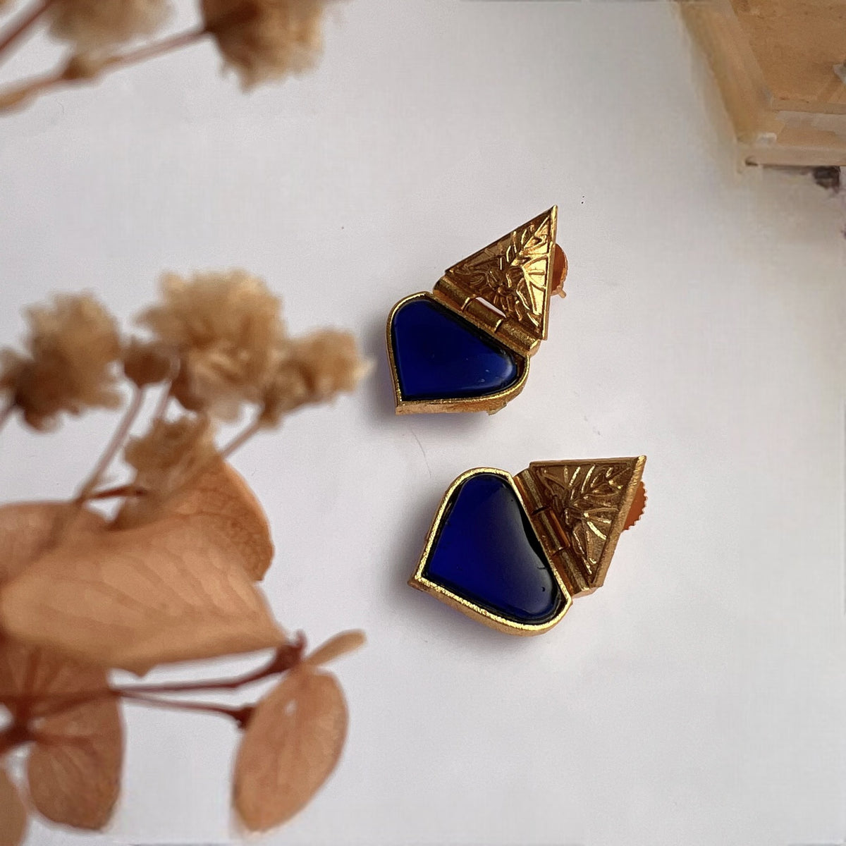 CONIKA BRILLIANCE SEMI HANDMADE MONALISA STUDS ER172